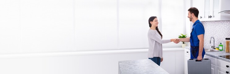 Obraz premium Plumber Shaking Hands With Woman