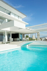 Fototapeta na wymiar Swimming pool and modern house