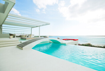 Fototapeta na wymiar Swimming pool overlooking ocean