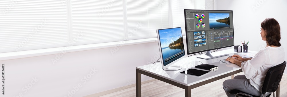 Aufkleber editor editing video on computer
