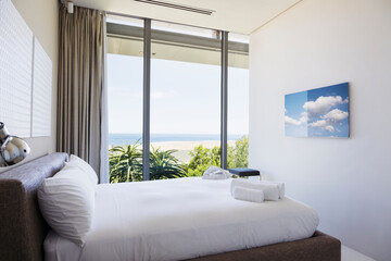 Fototapeta premium Modern bedroom with ocean view