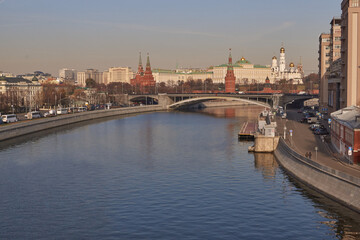 Fototapeta premium View of the Moscow Kremlin from the Patriarchal bridge.
