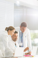 Obraz premium Doctors using laptop in hospital