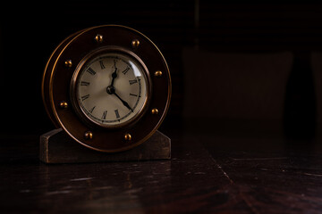 Naklejka premium vintage alarm clock on table