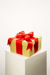 Obraz premium Close up of wrapped gift on pedestal