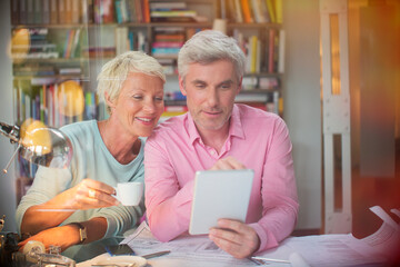 Business people using digital tablet in home office © Tom Merton/KOTO
