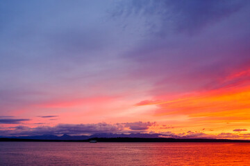 Fototapeta na wymiar The golden rays of sunset over the ocean water