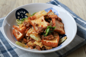 厚揚げとひき肉のピリ辛炒め