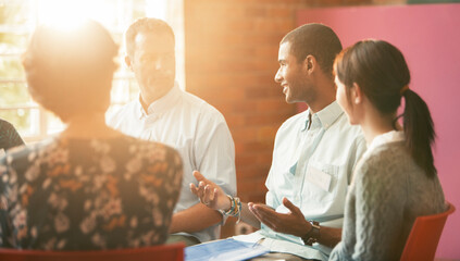 Man talking in group therapy session - obrazy, fototapety, plakaty