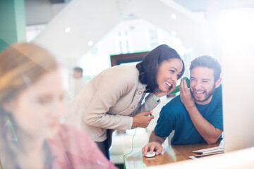 Obraz premium Creative business people sharing and listening to headphones in office