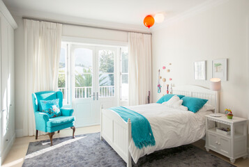 Turquoise color accents in child‚Äôs bedroom