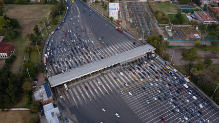 Autos y peaje visto desde el cielo.