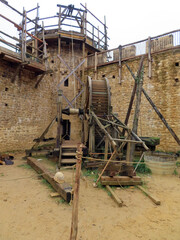 Château de Guédelon, monte charge