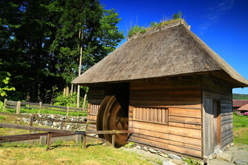 Obraz premium 新緑の山口の水車小屋