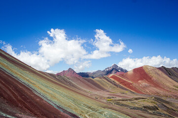 berg van kleuren vanaf de top, vinicunca regenboogberg