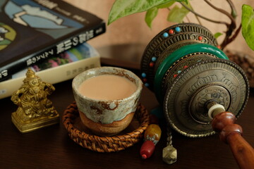 インドのチャイでリラックス。Relax time with Indian Chai(Tea) and books on a old wooden table