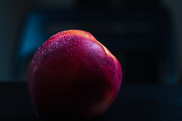 Durazno con gotas de agua con luz de reflejo
