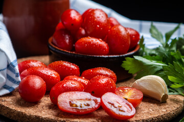 Tomate cherry con ajo y perejil en rama y seco 