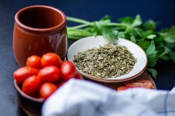 Tomate cherry con ajo y perejil en rama y seco 