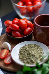 Tomate cherry con ajo y perejil en rama y seco 