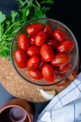 Tomate cherry con ajo y perejil en rama y seco 