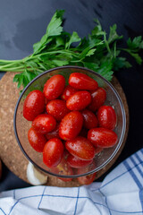 Tomate cherry con ajo y perejil en rama y seco 