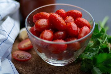 Tomate cherry con ajo y perejil en rama y seco 