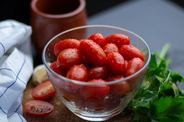 Tomate cherry con ajo y perejil en rama y seco 