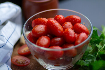 Tomate cherry con ajo y perejil en rama y seco 