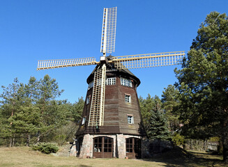 wybudowany pod koniec 19 wieku drewniany mlyn wiatrak typu holender w miejscowosci studzianki na...
