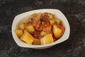 Roasted potato and beef with sauce