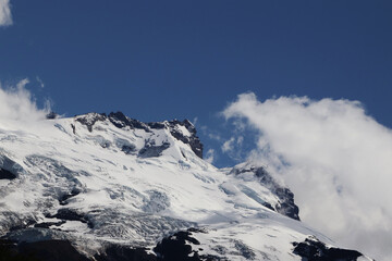 Fototapeta na wymiar Cerro alcanzando las nubes