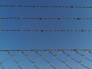 Alambrada y cielo azul