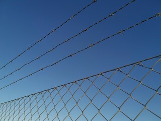 Alambrada y cielo azul