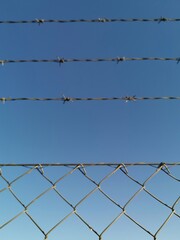 Alambrada y cielo azul