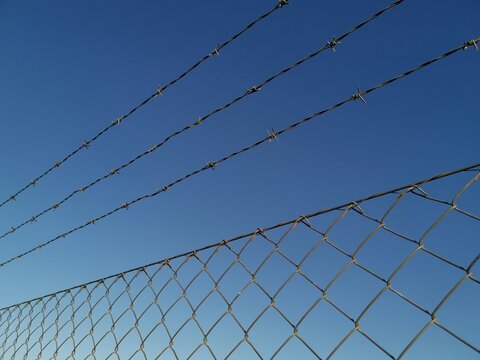 Alambrada y cielo azul
