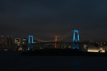 Fototapeta premium Blue rainbow bridge in Tokyo