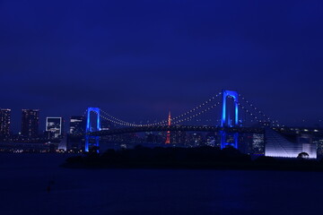 Fototapeta premium Blue rainbow bridge in Tokyo