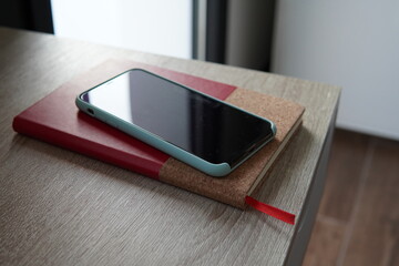 Escitorio con movil y bloc