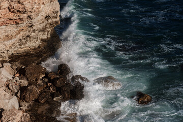 Obraz premium Ocean wave background breaking sea water rocky shore