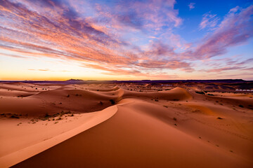Plakat Dramtic and colorful sunrise at the Sahara desert: Earth's Largest Hot Desert