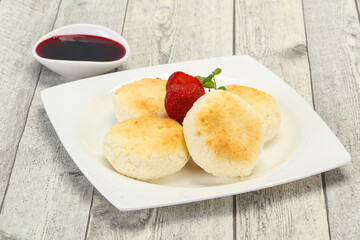 Curd pancakes with jam and stravberry