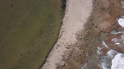 Obraz premium A couple walking on a beach