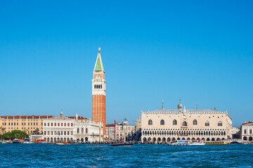 Fototapeta na wymiar Der Markusplatz mit Dogenpalast und Markusturm in Venedig, Italien