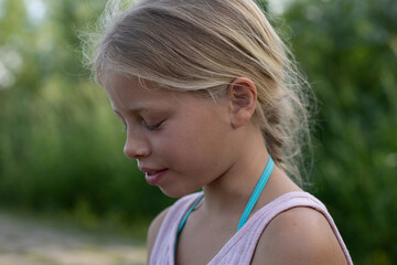 Mädchen beim unbeschwerten Spielen und Bewegen in der Freizeit, auf Wiesenpfaden, am Strand, See und dem Fluss Elbe