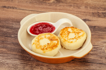 Cottage cheese pancakes with strawberry jam