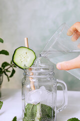 Bebida refrescante de agua con menta y pepino.