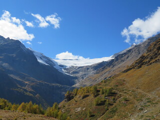 Fototapeta na wymiar high mountain landscape in Switzerland