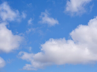 Fototapeta premium blue sky and white fluffy cloud fresh ozone in morning of sunny day / cloudscape backdrop and background