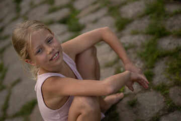 M&auml;dchen beim unbeschwerten Spielen und Bewegen in der Freizeit, auf Wiesenpfaden, am Strand, See und dem Fluss Elbe